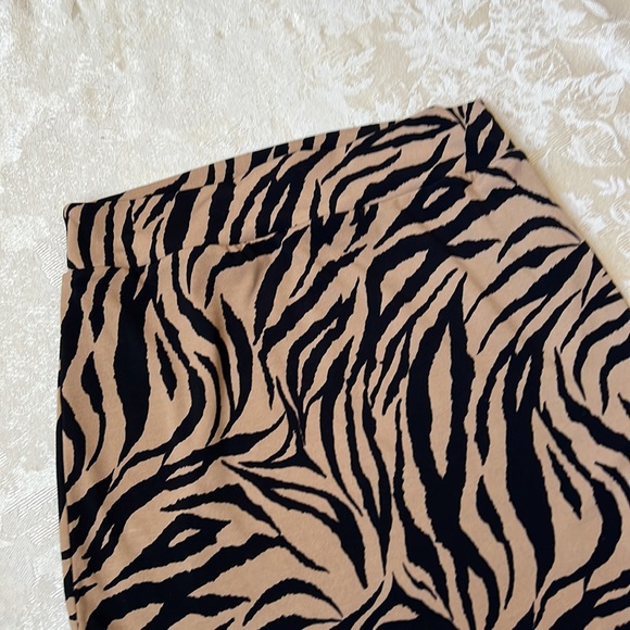 5/$25 XXI Forever 21 Animal Print Mini Skirt - Picture 2 of 6